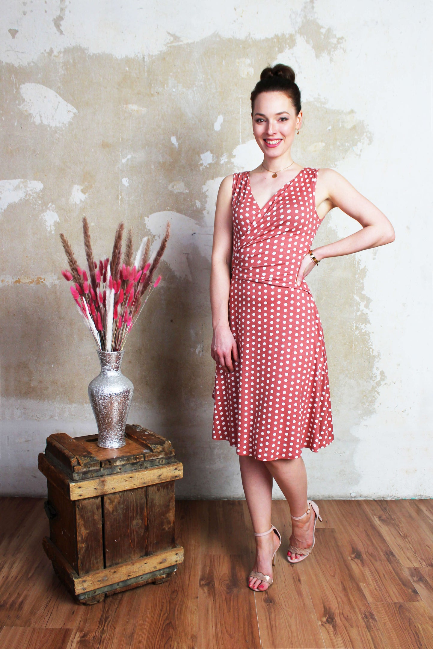 Gepunktetes Sommerkleid in rosé